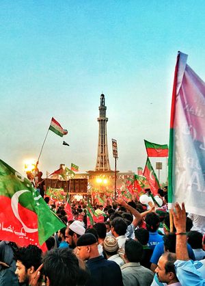 2014년 파키스탄 아와미 테리크 (PAT)와 함께 한 미나르에 파키스탄에서 열린 부정선거 반대 PTI 집회.
