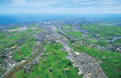 하천이나 옛 하도(오른쪽 위) 옆에 곡선 모양으로 발달하는 옛 취락과 배후 습지의 신흥 주택지(니가타시 교외)