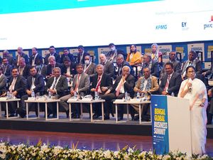 바네르지가 4월 20일 콜카타에서 열린 '벵골 글로벌 비즈니스 서밋 - 2022'에서 연설하고 있다.