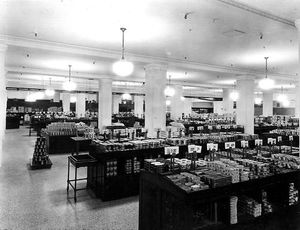 캐나다 앨버타주 캘거리에 있는 T. 이튼 컴퍼니의 지하실 식료품부 (1929년)