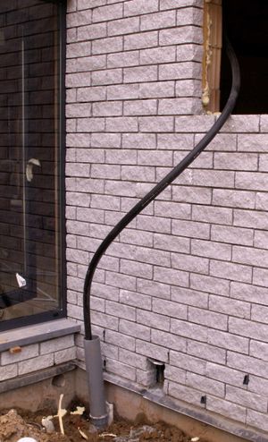  주거 또는 건물 지붕에서 물을 배수하는 데 사용되는 플라스틱(PVC) 유연 배수관