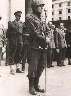 제92 사단장 에드워드 알몬드 소장이 1945년 5월 이탈리아 제노바에서 열린 승전 퍼레이드에 참석했다.