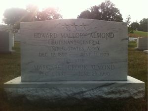 알링턴 국립묘지에 있는 에드워드 알몬드 중장의 묘.