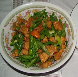 볶은 템페, 인도네시아식 볶음 요리 (osengan)와 함께 제공되는 템페