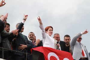 악셰네르, 2016년 불법 MHP 전당대회에서 연설 후 그레이 울프 경례를 하고 있다