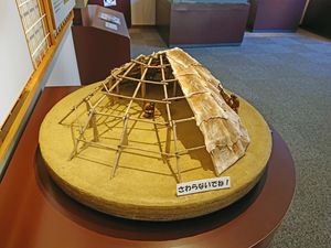 다나무카이하라 유적의 구석기 시대 평지 건물 복원 모형(구석기 하테나관 내)