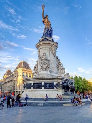 2022년의 레퓌블리크 광장 기념물