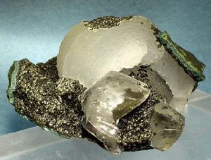 마하라슈트라주 잘가온 지역의 데칸 트랩 현무암 용암의 공동에서 발견된 에피스틸바이트와 방해석 결정