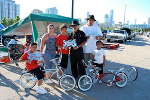 시카고 슈퍼쇼(2010)에서 로우라이더 자전거를 든 가족 사진