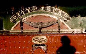 1903년에 제작된 보존된 그레이트 웨스턴 철도 기관차 트루로 시티의 명판