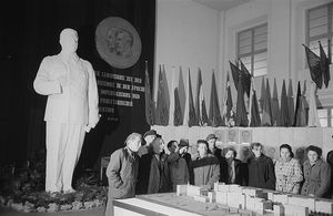 라이프치히, 동독, 1953년, 스탈린 동상 아래에서 건축 모형을 검토하는 노동자들