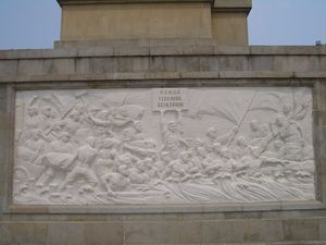 우한 시민들이 1954년 홍수와 싸우는 모습을 묘사한 기념비로, 1969년에 건립되었다.