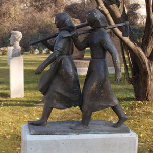 불가리아 소피아의 사회주의 예술 미술관에 전시된 조각