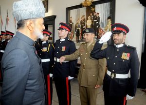 2022년 7월 샌드허스트 졸업 후 술탄 하이탐이 아들인 야잔 빈 하이탐(오른쪽)에게 경례를 받고 있다.