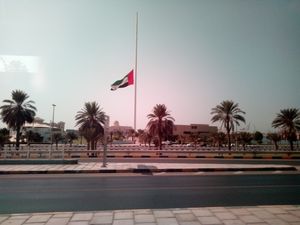 2020년 9월 29일 사바 알 아흐마드를 추모하며 조기 게양된 아랍에미리트 국기