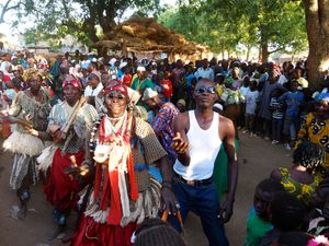 부르키나파소 쿠리텐가주 안뎀텡가에서 모시족 추장 나바 좀보 워브고의 나쿠보 의식 중 공연하는 안뎀텡가 댄스단