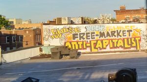 자유지상주의적 사회주의 벽화에 "자유 시장, 반자본주의"라고 쓰여 있다.