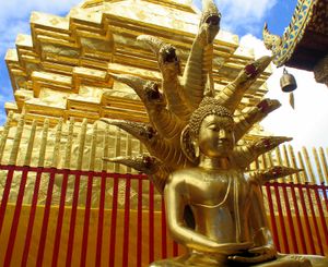 무찰린다가 고타마 붓다를 보호하는 모습 (나가 프로크 자세의 부처) (태국 치앙마이의 왓 프라탓 도이 수텝에서)