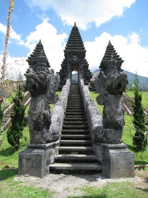 푸라 자갓카르타의 계단 입구를 나가가 장식하고 있다.