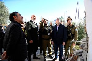 2019년 이스라엘 방위군 지원단과 함께 지진 피해 현장을 둘러보는 라마