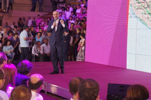 2013년 5월 18일, 블로러에서 열린 정치 캠페인 집회에서 라마