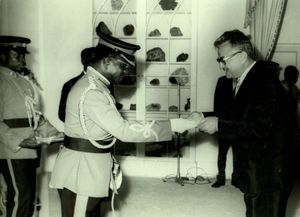 유고슬라비아 대사 즈드라브코 페차르가 1974년 가나의 국가 원수인 이그나티우스 쿠투 아쳄퐁에게 신임장을 전달하는 모습.