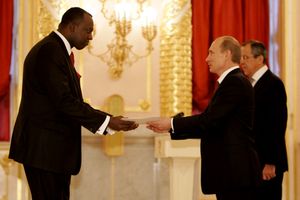 르완다 대사 유진-리처드 가사나가 러시아 대통령 블라디미르 푸틴에게 신임장을 전달하는 모습. 러시아 외무 장관 세르게이 라브로프가 배석했다.
