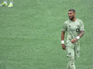 2024년에 FLEX 스폰서를 대체한 새로운 BMO 은행 스폰서가 있는 2023 스모크스크린 키트를 착용한 데니스 부앙가