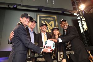 구단주 그룹과 가세티 시장이 팀 색상을 공개하고 있다.