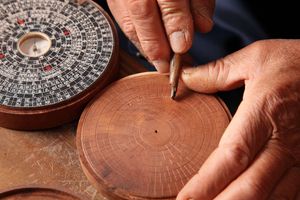 윤도를 만드는 장인