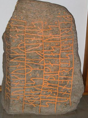 스카르티 석비(DR 3)는 헤데비 석비 중 하나로, "스베인 왕이 자신의 시종 [heimþega]인 스카르디를 기리기 위해 세웠다."라고 새겨져 있다.