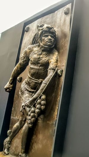 재규어 전사로 묘사된 카카마친의 청동 부조, 헤수스 프룩투오소 콘트레라스 작품