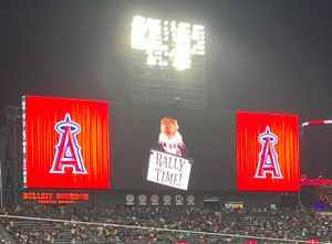 에인절 스타디움의 전광판에 나타난 랠리 몽키 - 2023