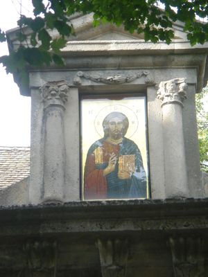 센텐드레의 세르비아 정교회 입구 위에 있는 햇살이 비치는 예수의 아이콘