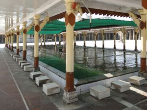 인도의 자마 마스지드(Jama Masjid), 아흐메다바드(Ahmedabad)의 정결 의식용 물통