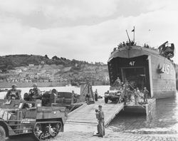 노르망디 상륙 작전에서 바우 도어를 열고 램프를 내려 차량을 양륙하는 LST