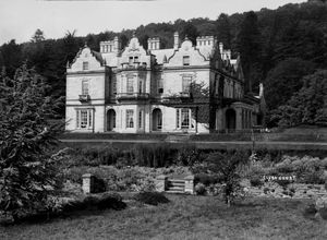 바스커빌 홀(공식 명칭: 클라이로 코트)은 《바스커빌 가의 개》의 영감을 주었을 수 있다.