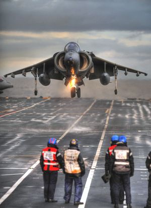 해리어는 헬리콥터처럼 수직으로 이착륙할 수 있어, 기존의 헬리콥터 항공모함이나 강습상륙함도 경항모로 운용될 수 있게 만들었다.