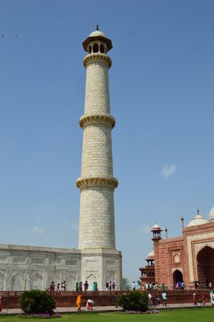 아그라의 타지마할 (1643)의 미나레트 중 하나
