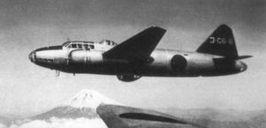 비행 중인 12식 육상 공격기 개 6호기. 동체 아래의 곤돌라 형태를 알 수 있다.