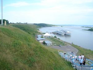 볼가르에 도착하는 크루즈선