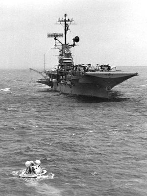 1969년 7월 24일, 아폴로 11호를 회수하는 "호넷"