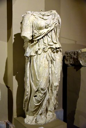 카리아티드 조각상, 터키 밀라스 출토. 후기 헬레니즘 시대, 기원전 1세기. 대리석. 이스탄불 고고학 박물관, 이스탄불, 터키.