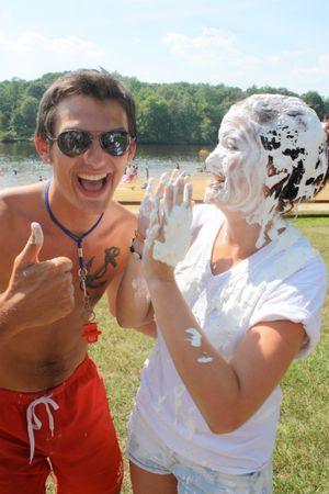 사람들이 즐겁게 노는 모습