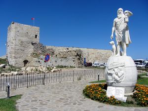 시노프에 있는 디오게네스의 동상.