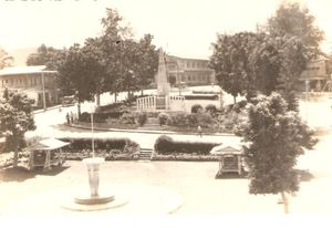 산타 이사벨 대성당 맞은편에 위치한 Old Plaza Rizal과 Plaza Misericordia, 배경 언덕 위에 있는 구 시청 (지방 청사)