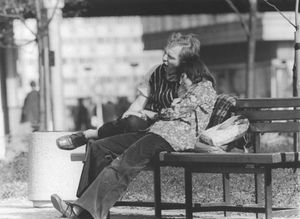 1975년 3월 알렉산더 광장에서 남자친구와 함께 있는 여성