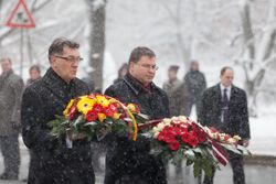 발디스 돔브로브스키스(오른쪽)와 알기르다스 부트케비추스, 라트비아와 리투아니아의 총리가 바리케이드에서 사망한 사람들을 기리는 모습 (2013년 1월 20일)