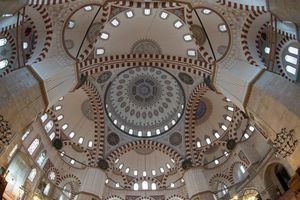 모스크의 돔과 반돔의 모습