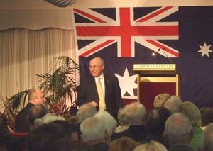 2007년 8월 31일 매룬다 주민들과 만나는 존 하워드